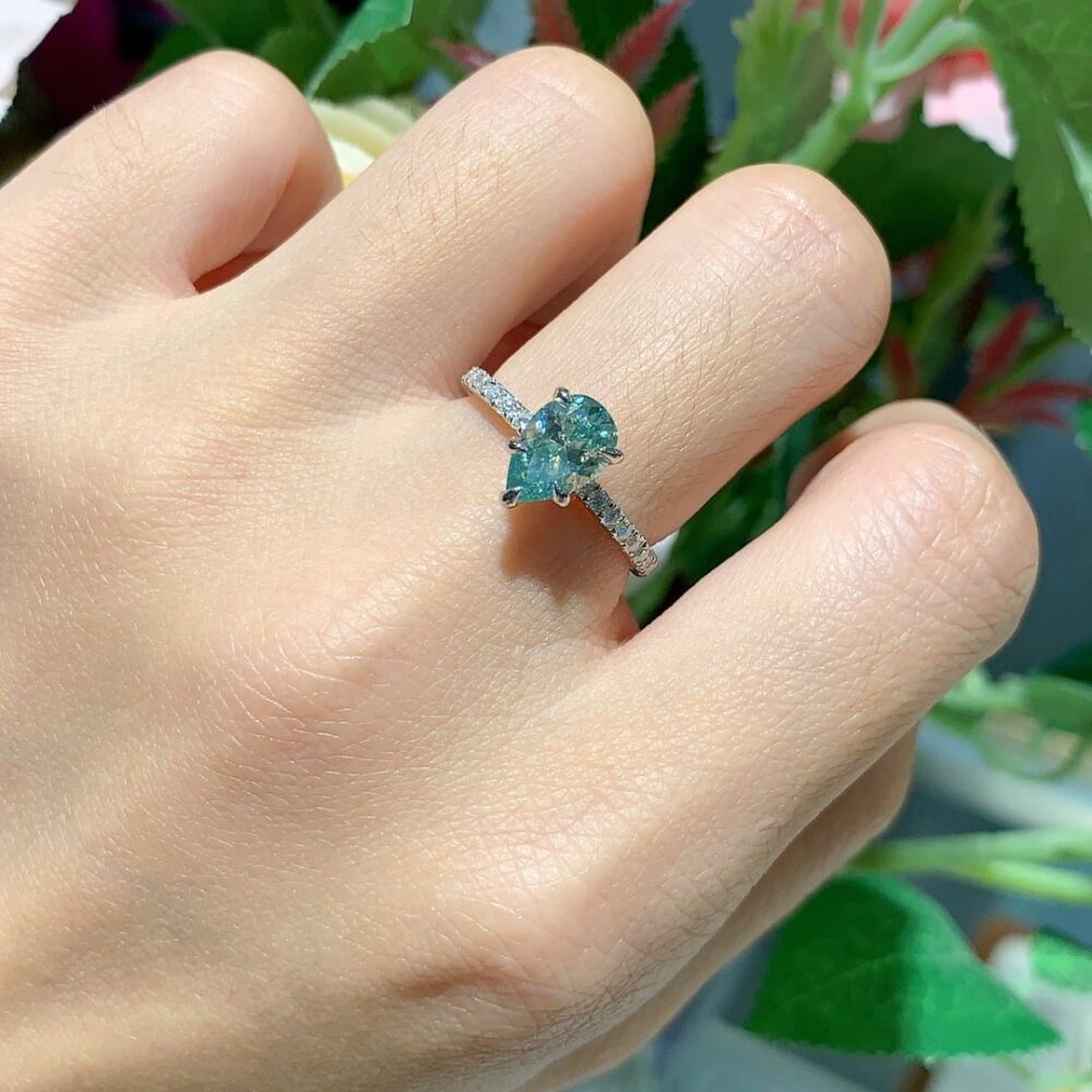 1.5ct Pear Green Moissanite Side Stone Ring - Image 2